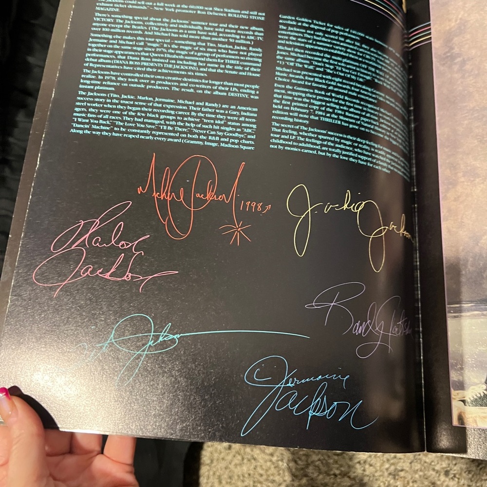 Jacksons Victory Tour program - Picture 2 of 2